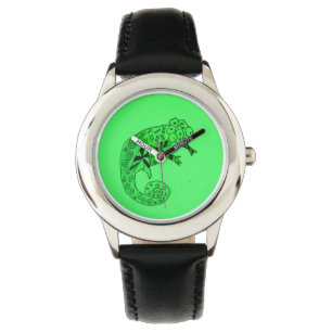 Schwarze Kamillenjungen schauen sich grüne Farbsch Armbanduhr