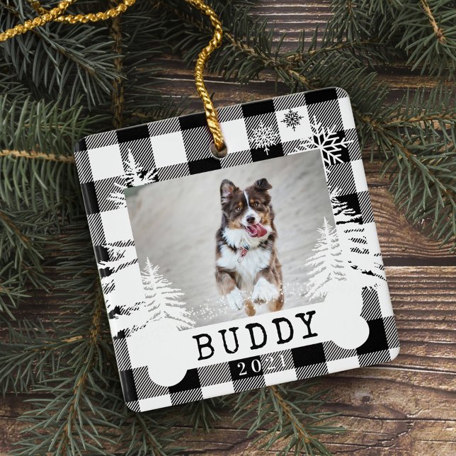 Schwarze Karierte Rustikale Pinienbäume Knochen Fo Keramikornament (Black Plaid Rustic Pine Trees Dog Bone Pet Photo Ceramic Ornament)