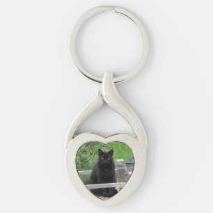 Schwarze Katze auf Brücken-Herz-Schlüsselanhäng Schlüsselanhänger