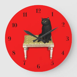 Schwarze Katze auf dem Hocker rund um die Uhr