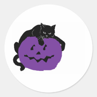 Schwarze Katze auf einem Lila Kürbis Runder Aufkleber