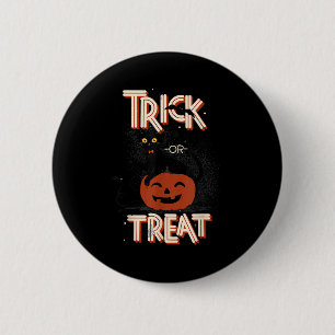 Schwarze Katze auf KürbisHalloween zum Trick oder Button