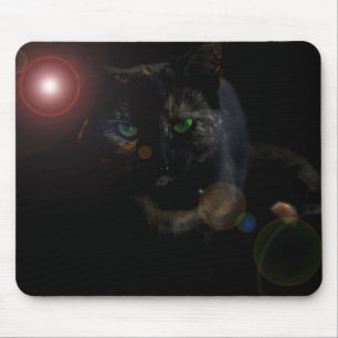schwarze Katze auf schwarzer Mauspad