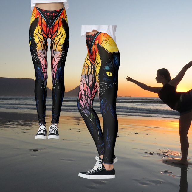 Schwarze Katze aus festem Glas Roter Spooky Yoga Leggings (Zazzle Black Cat Lover Stained Glass Red Spooky Yoga Leggings)