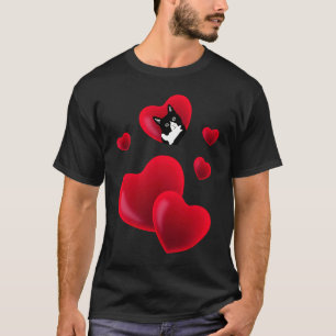 Schwarze Katze beobachtet Herz Liebe Valentinskätz T-Shirt