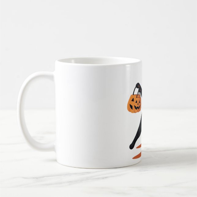 Schwarze Katze, die am Halloween-Bash heranreift u Kaffeetasse (Links)