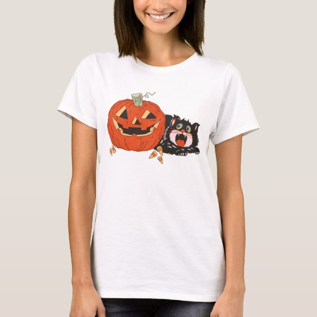 Schwarze Katze, die von einem geschnappten Kürbisp T-Shirt (Vorderseite)