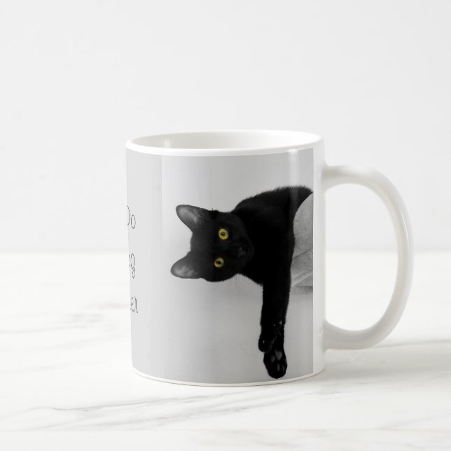Schwarze Katze entspannen auf dem Sofa Kaffeetasse (Rechts)