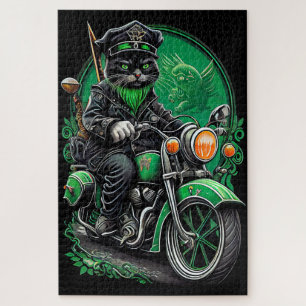 Schwarze Katze fährt Fahrrad am St. Patrick's Day