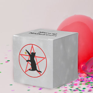 Schwarze Katze hält goldenen Stern Pentagramm Grau Geschenkschachtel