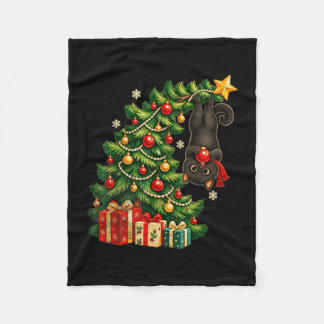 Schwarze Katze hängt am Weihnachtsbaum festliches Fleecedecke