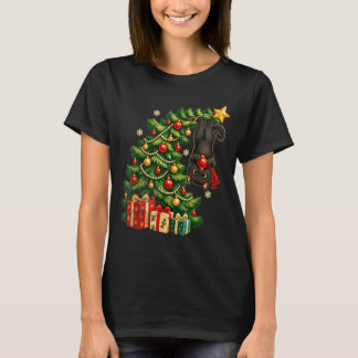 Schwarze Katze hängt am Weihnachtsbaum festliches T-Shirt