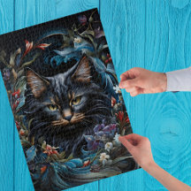 Schwarze Katze hinter dem Wirbel aus Blume und Blä