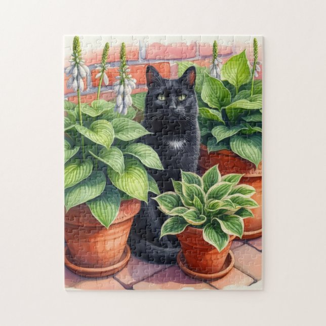 Schwarze Katze im Hosta Garden (Vertikal)