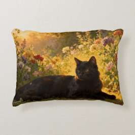 Schwarze Katze in den Blumen I Dekokissen