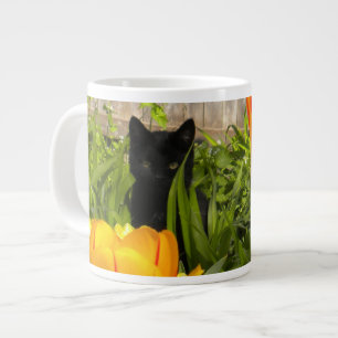 Schwarze Katze in der Tulips Spezialität Tasse