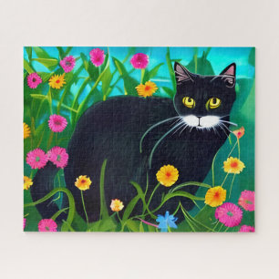 Schwarze Katze in einem farbenfrohen Blumengarten