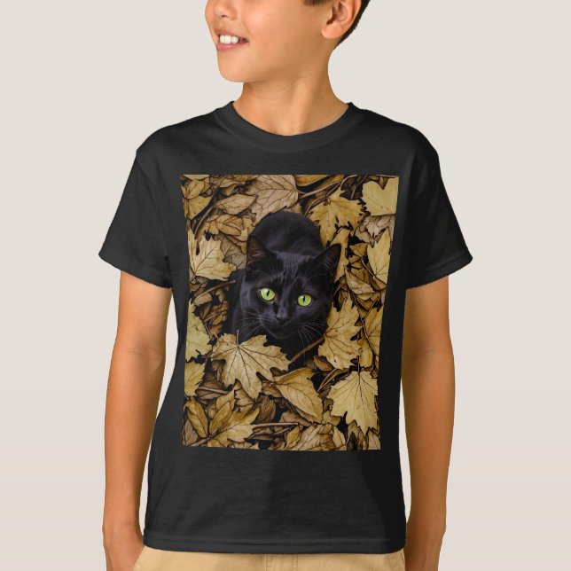 Schwarze Katze in Herbstlauben T-Shirt (Vorderseite)