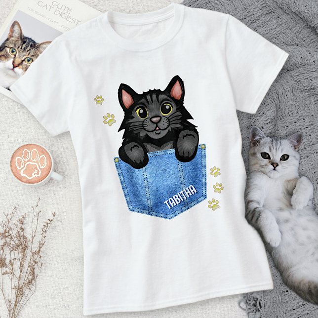Schwarze Katze in Imitaten Denim Pocket mit Indivi T-Shirt (Von Creator hochgeladen)