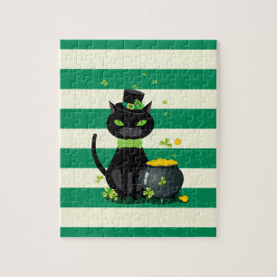 Schwarze Katze in Krawatte und Hut mit grünem Klee