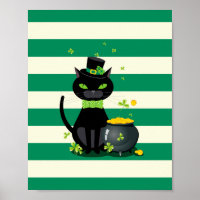 Schwarze Katze in Krawatte und Hut mit grünem Klee