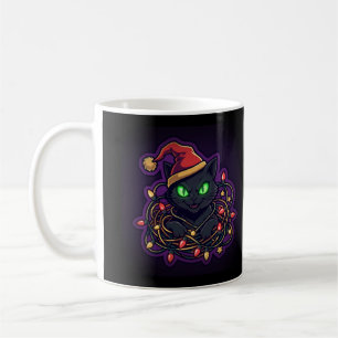 Schwarze Katze in Santa-Mütze, verheddert in Licht Kaffeetasse
