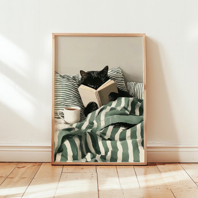 Schwarze Katze liest Buch im Bett Poster (Von Creator hochgeladen)