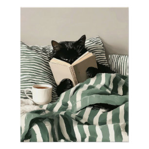 Schwarze Katze liest Buch im Bett Poster