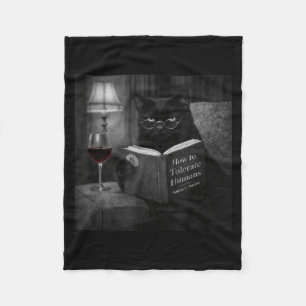 Schwarze Katze liest Buch lustiges Retro-Katzenfot Fleecedecke