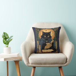 Schwarze Katze liest ein Buch mit Sonnenwende-Zaub Kissen
