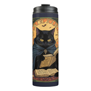 Schwarze Katze liest ein Buch über Sonnenwendezaub Thermosbecher