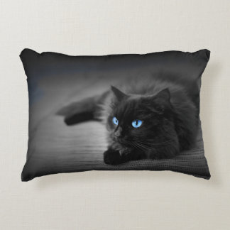Schwarze Katze mit auffallenden blauen Augen – Fel Dekokissen