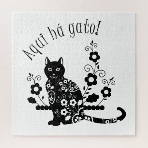 Schwarze Katze mit Blume und portugiesischer Auspr