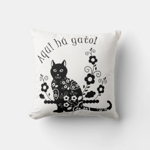 Schwarze Katze mit Blume und portugiesischer Auspr Kissen
