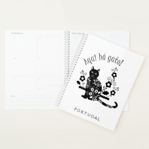 Schwarze Katze mit Blume und portugiesischer Auspr Planer