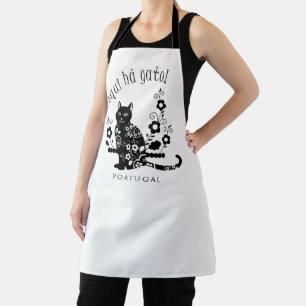 Schwarze Katze mit Blume und portugiesischer Auspr Schürze
