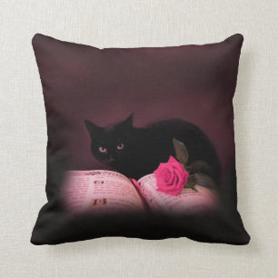 schwarze Katze mit Buch- und Rosenkissen Kissen
