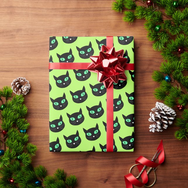 Schwarze Katze mit grünen Augen auf hellgrünem Lin Geschenkpapier (Feiertagsgeschenk)