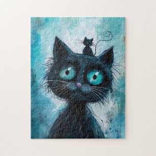 Schwarze Katze mit kleiner Katze auf Kopf