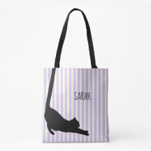 Schwarze Katze mit langen Schwänzen über die Tasch