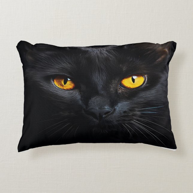 Schwarze Katze mit leuchtend gelben Augen Dekokissen (Vorderseite)