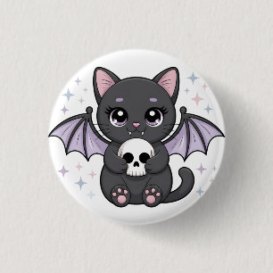 Schwarze Katze mit lila Fledermausflügeln, die ein Button