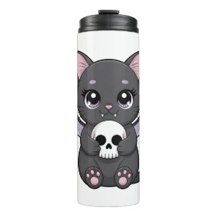Schwarze Katze mit lila Fledermausflügeln, die ein Thermosbecher