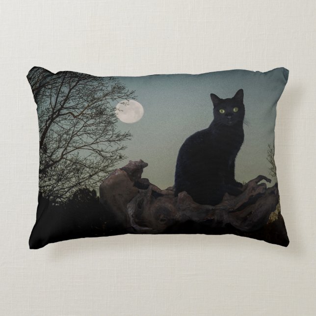 Schwarze Katze mit Mond auf Baumgrenze Dekokissen (Vorderseite)