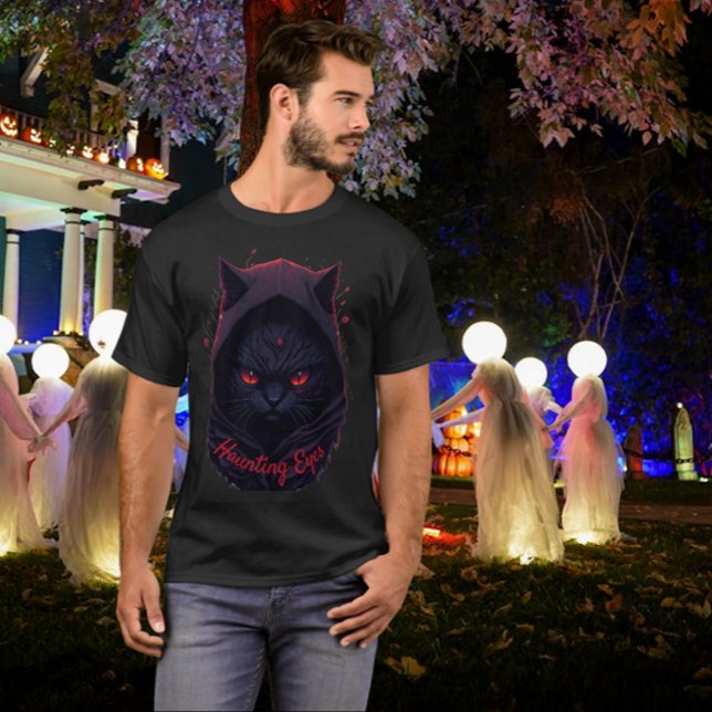 Schwarze Katze mit roten Augen in schwarzer Hoodie T-Shirt (Von Creator hochgeladen)