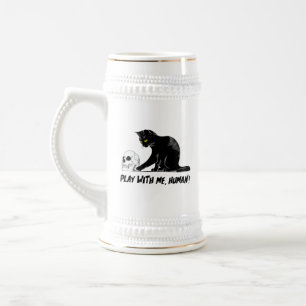 Schwarze Katze mit Schädelspiel mit mir menschlich Bierglas