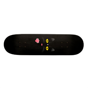 Schwarze Katze mit weißen Kennzeichen Skateboard