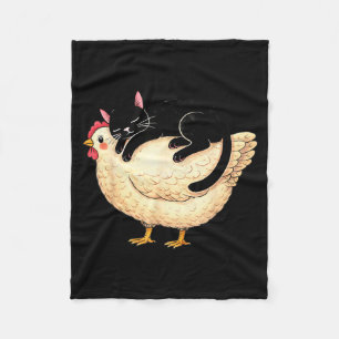 Schwarze Katze schläft auf Huhn  Fleecedecke