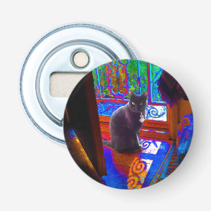 Schwarze Katze schützt einen psychedelischen Flaschenöffner
