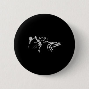 Schwarze Katze Skeleton Hand Boop auf der Nase ein Button